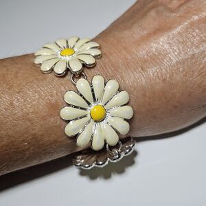 Silver Tone Large Cream Daisy With Yellow Center Toggle Bracelet 7.5-8"